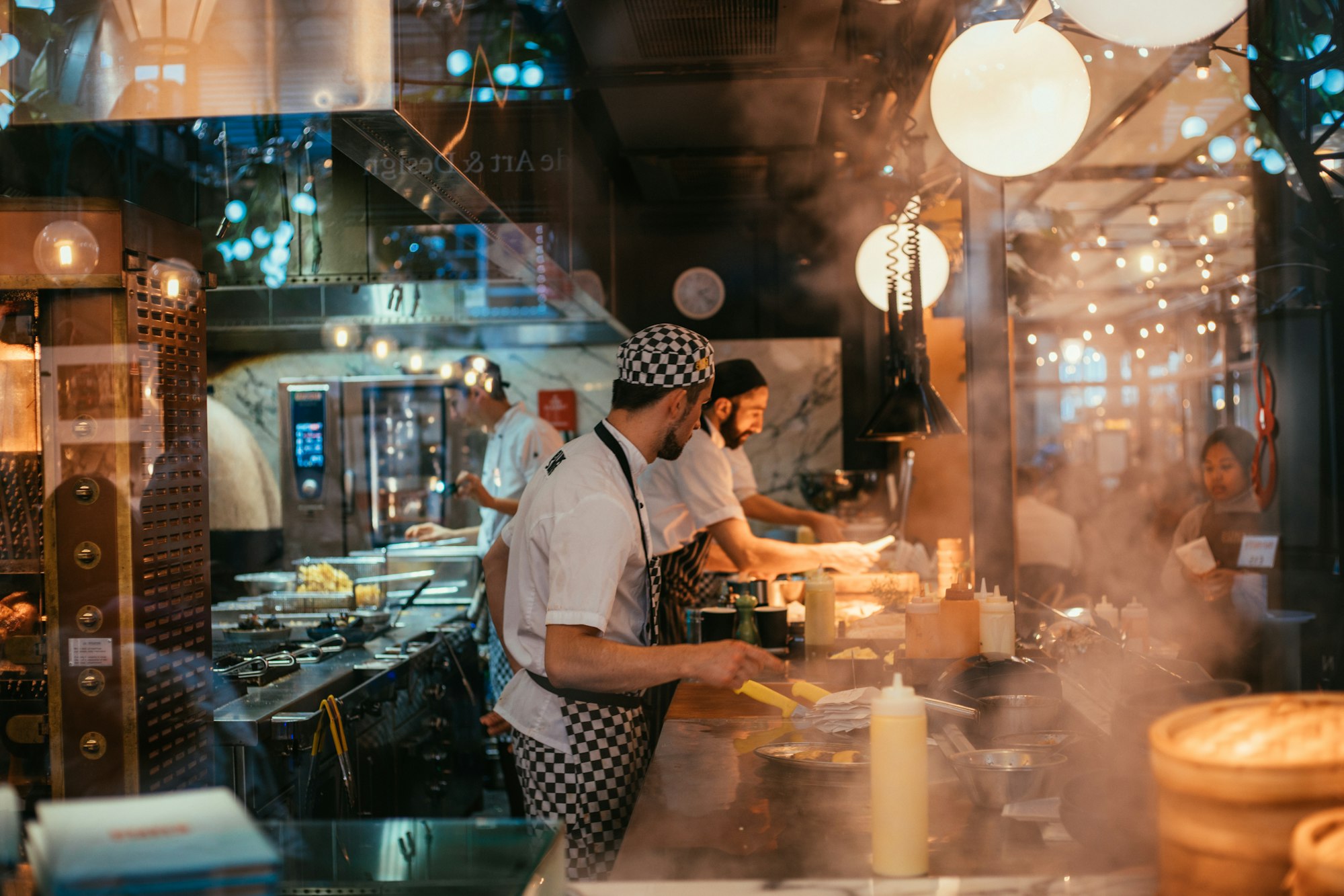 Écran de cuisine avec les commandes de livraison triées en colonnes